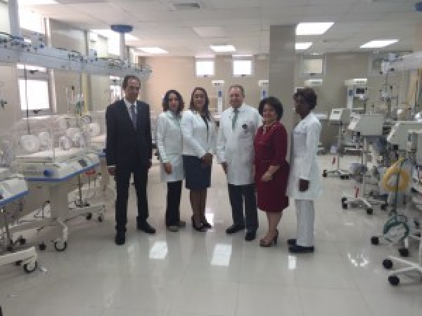 HUMNSA recibe donación varios equipos médicos de la Fundación Popular.