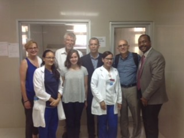 Médicos del Hospital Memorial North Western de Chicago, Illinois Visitan el HUMNSA.