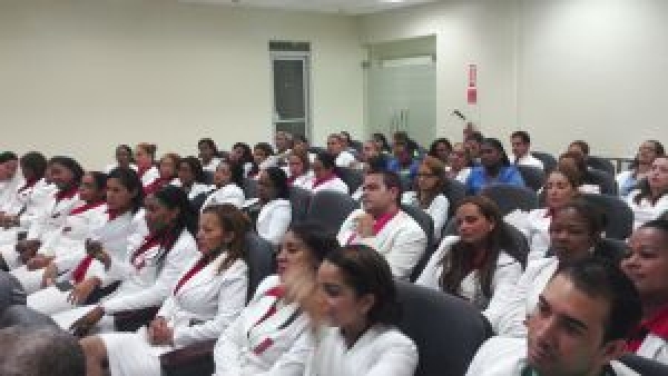 Médicos graduandos del HUMNSA entregan reconocimiento a profesores.
