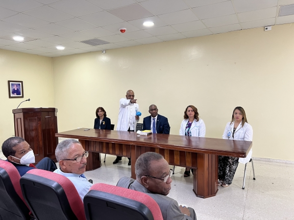 Candidato a la rectoría de la UASD visita el hospital Maternidad la Altagracia