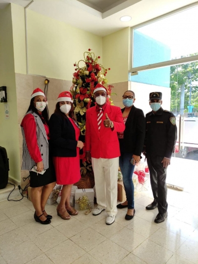 Hospital Maternidad la Altagracia da inicio a la navidad con encendido del árbol y aguinaldo navideño