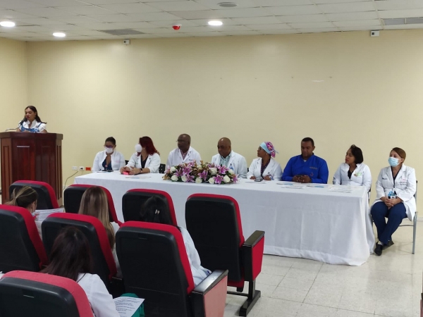 Hospital Maternidad la Altagracia juramenta comité de Lactancia Materna y entrega certificados a médicos residentes capacitados en el tema
