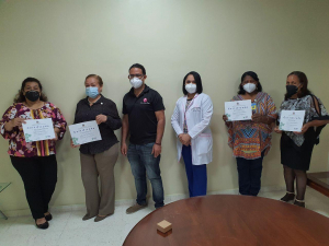 Otorgan Medalla al M&eacute;rito por tiempo en servicios a servidores p&uacute;blicos de la Maternidad la Altagracia.