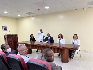 Candidato a la rector&iacute;a de la UASD visita el hospital Maternidad la Altagracia