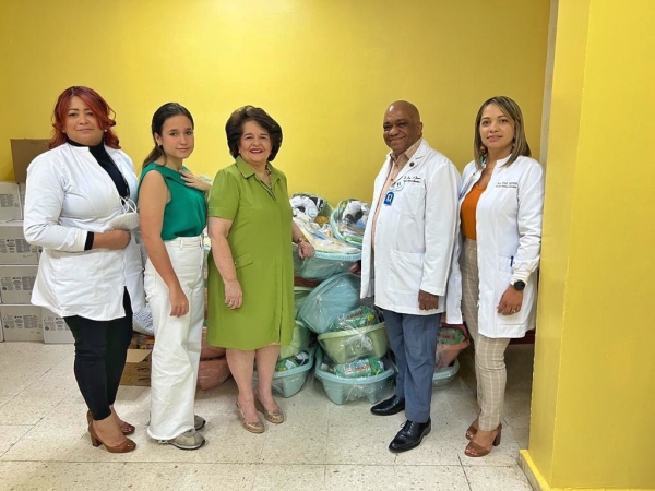 Decenas de pacientes del Hospital Universitario Maternidad Nuestra Señora de la Altagracia (HUMNSA), recibieron canastillas  con ajuares para uso de su bebé
