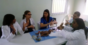 M&eacute;dicos residentes, reciben capacitaci&oacute;n ayudando a los bebes a respirar.