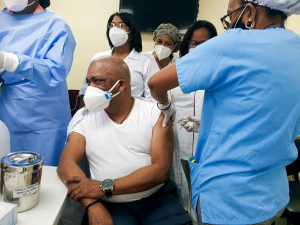 Hospital Maternidad la Altagracia inicia jornada de inmunizaci&oacute;n contra el Covid -19.