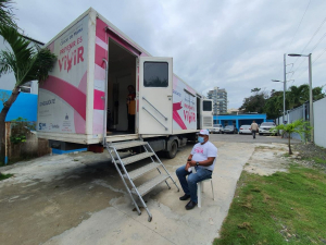 Usuarias y Colaboradoras internas del Hospital Maternidad la Altagracia reciben atenciones m&eacute;dicas en operativo preventivo de C&aacute;ncer de Mama.
