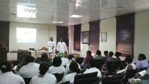 Enfermeras reciben capacitaci&oacute;n sobre manejo de emergencias obst&eacute;tricas.