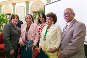 Entregan reconocimiento a pediatras de la Maternidad la Altagracia en la celebraci&oacute;n del D&iacute;a Nacional del Pediatra.